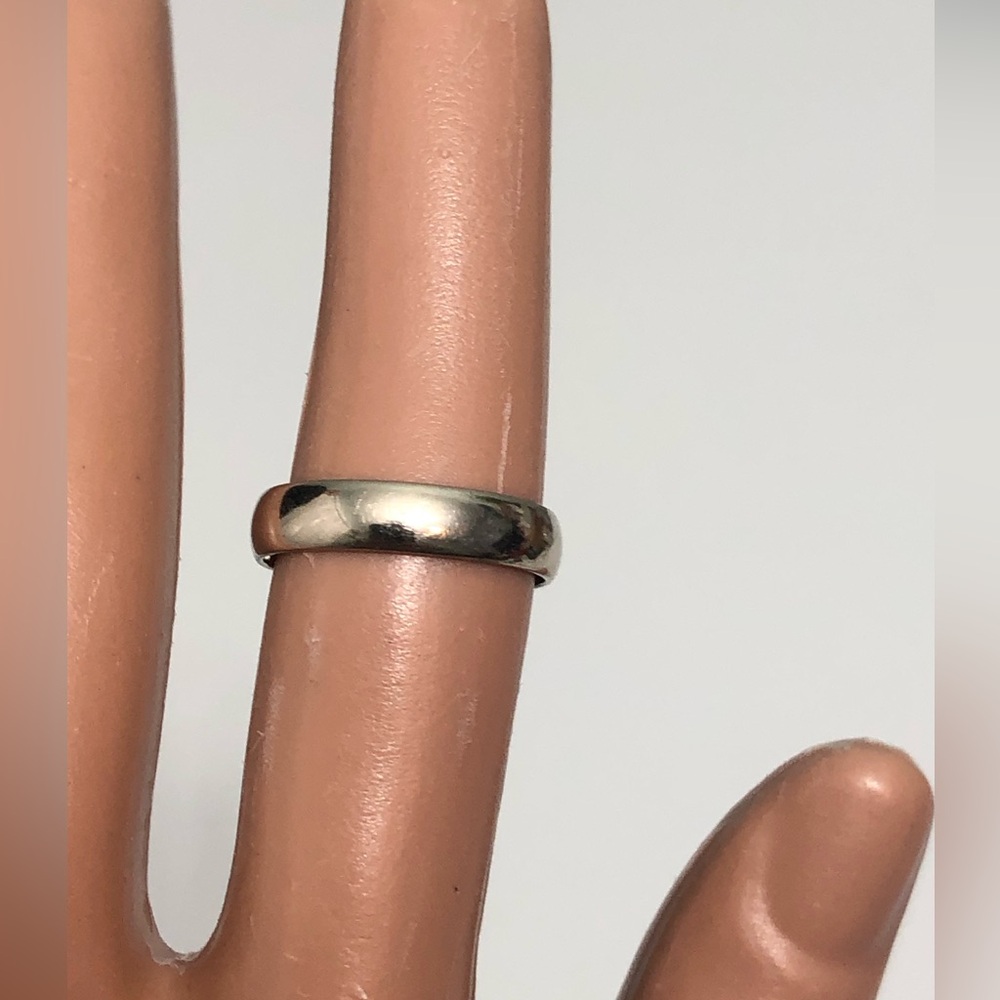 14kt white gold Size 7.75 band, 2.56 gram weight